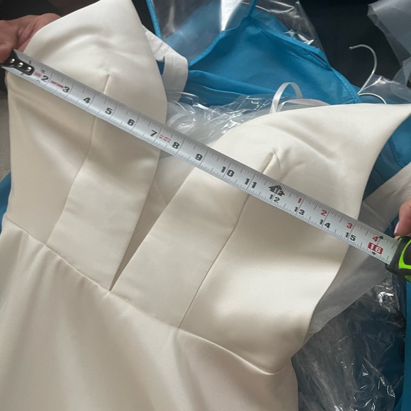 Brand new, never worn WEDDING DRESS. Never altered. Size 10. - Picture 5 of 6